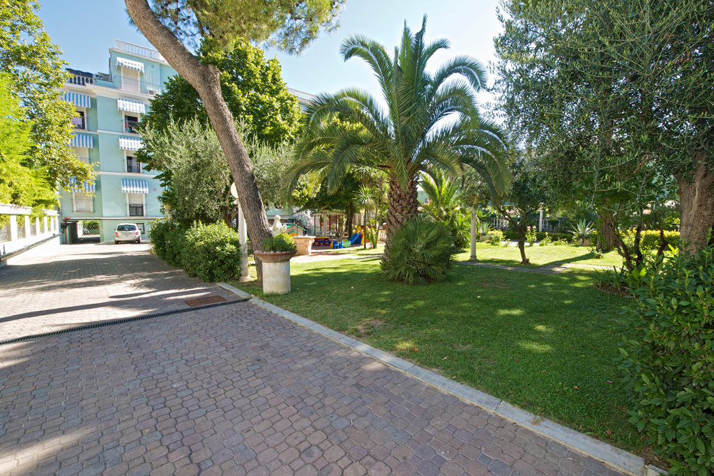Hotel Garden Cattolica Exteriör bild