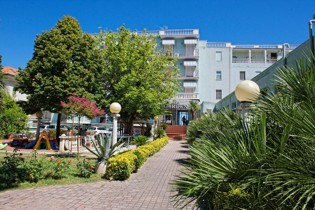 Hotel Garden Cattolica Exteriör bild